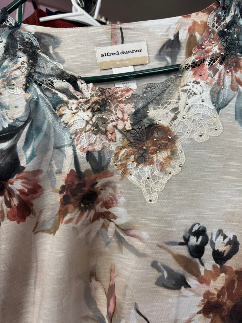 Alfred Dunner Floral Embellished Lace Neck Top 1X - Picture 5 of 6
